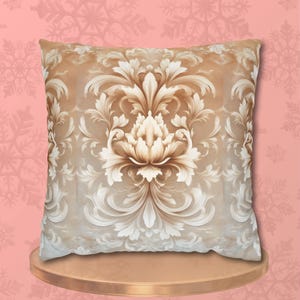 Peut inclure: Un coussin décoratif avec un fond beige et un motif damassé blanc.