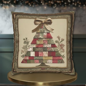 Peut inclure: Coussin carré décoratif avec un motif de sapin de Noël. L'arbre est composé de carrés de tissu rouges, verts et dorés. Un nœud doré orne le sommet, et le coussin est encadré d'une bordure décorative. Des motifs floraux sont présents sur les côtés.