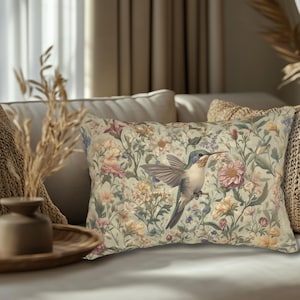 Coussin lombaire tapisserie colibri inspiré de William Morris - coussin floral botanique Arts & Crafts
