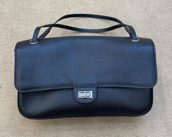 ゆったりとしたレザーのトートバッグ、本革（牛革）のショルダーバッグ