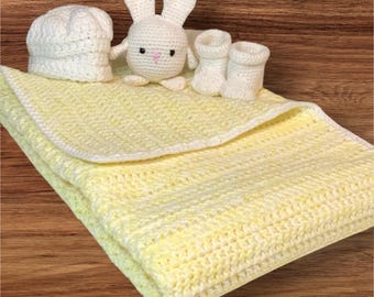 Gelb und Weiß häkeln Baby-Set enthält Decke, Baby-Mütze, Baby-Booties, und Plüschhase. Booties und Mütze passen von 0-3 Monaten