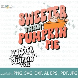 Può includere: Un design digitale con il testo "Sweeter than Pumpkin Pie" in un font retrò e colorato. Il testo è circondato da stelle e una torta di zucca stilizzata.