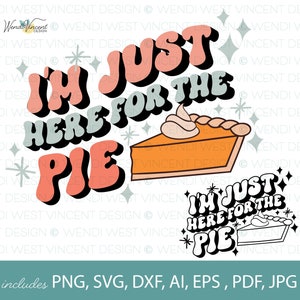 Può includere: Un design digitale con una grafica in stile retrò con il testo "I'm Just Here For The Pie" in rosa, blu e arancione. Il design include una fetta di torta con un ricciolo di panna montata.