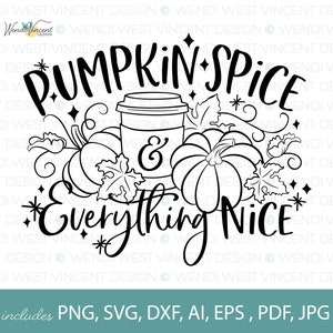 Può includere: Disegno in bianco e nero di linee di una tazza di caffè, zucche e foglie con il testo "Pumpkin Spice & Everything Nice". Il testo "includes PNG, SVG, DXF, AI, EPS, PDF, JPG" è nella parte inferiore dell'immagine.