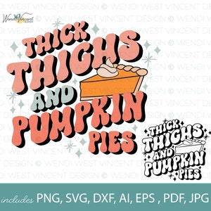 Può includere: Un design digitale con il testo "Thick Thighs and Pumpkin Pies" in un font retrò e groovy. Il design include una torta di zucca con panna montata sopra. Il testo è in tonalità di arancione e rosa, con un "and" blu chiaro al centro. Il design è perfetto per l'autunno e il Ringraziamento.