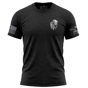 T-shirt con bandiera del bisonte americano: grafica minimalista con bandiera del bisonte effetto invecchiato sul lato sinistro del petto.