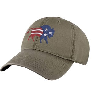 Cappellino da baseball con bisonte e bandiera americana: design con bisonte e bandiera ricamati