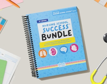 Può includere: Una guida di studio a spirale azzurra intitolata Nursing School Success Bundle 3rd Edition. La copertina presenta icone di polmoni, un rene, un cervello e un cuore, con testo che elenca materie come fondamenti, medicina e farmacologia.