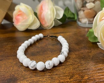 Pulsera de cuentas de howlita blanca: joyería de piedra natural para aliviar el estrés, un regalo para la mente tranquila.