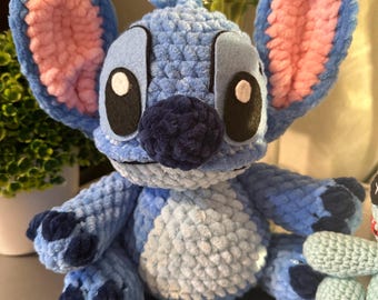 Peluche Stitch – Amigurumi de ganchillo hecho a mano, extraterrestre azul, 8.5″, regalo de peluche