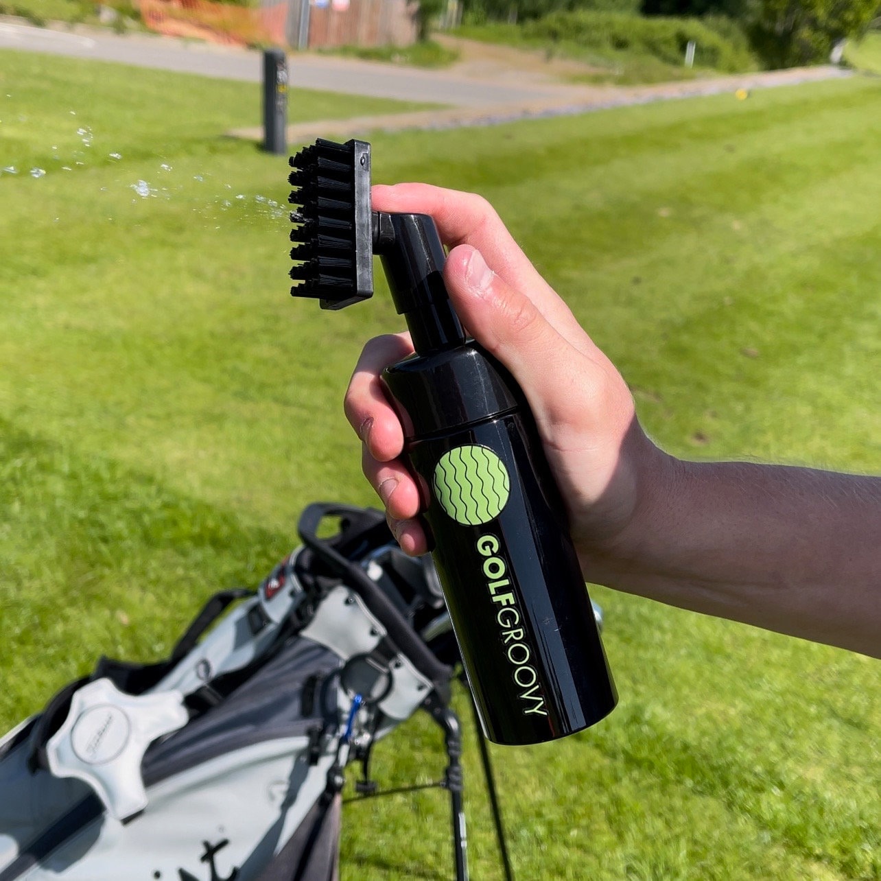 GOLF GROOVY Premium Golf Club Groove Cleaning Brush, Water Spray, Magnetic Attachment, Golf Club Cleaner Tool, Golf Gift, Golfer Present