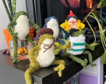 Customizable and posable knit frog and sweater