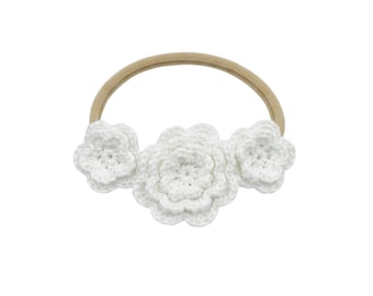 Handgehäkeltes Haarband mit drei Blumen – Neutrales Haaraccessoire für Babys – Baumwoll-Haarband mit Blumen für Neugeborene (0–12 Monate) – Geschenk zur Babyparty