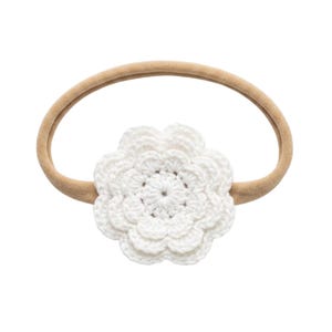 K&ouml;nnte beinhalten: Ein wei&szlig;es, geh&auml;keltes Blumenstirnband mit einem beigefarbenen Gummiband. Die Blume ist der Mittelpunkt und weist detaillierte Bl&uuml;tenbl&auml;tter auf. Geeignet f&uuml;r Babys und Kleinkinder.