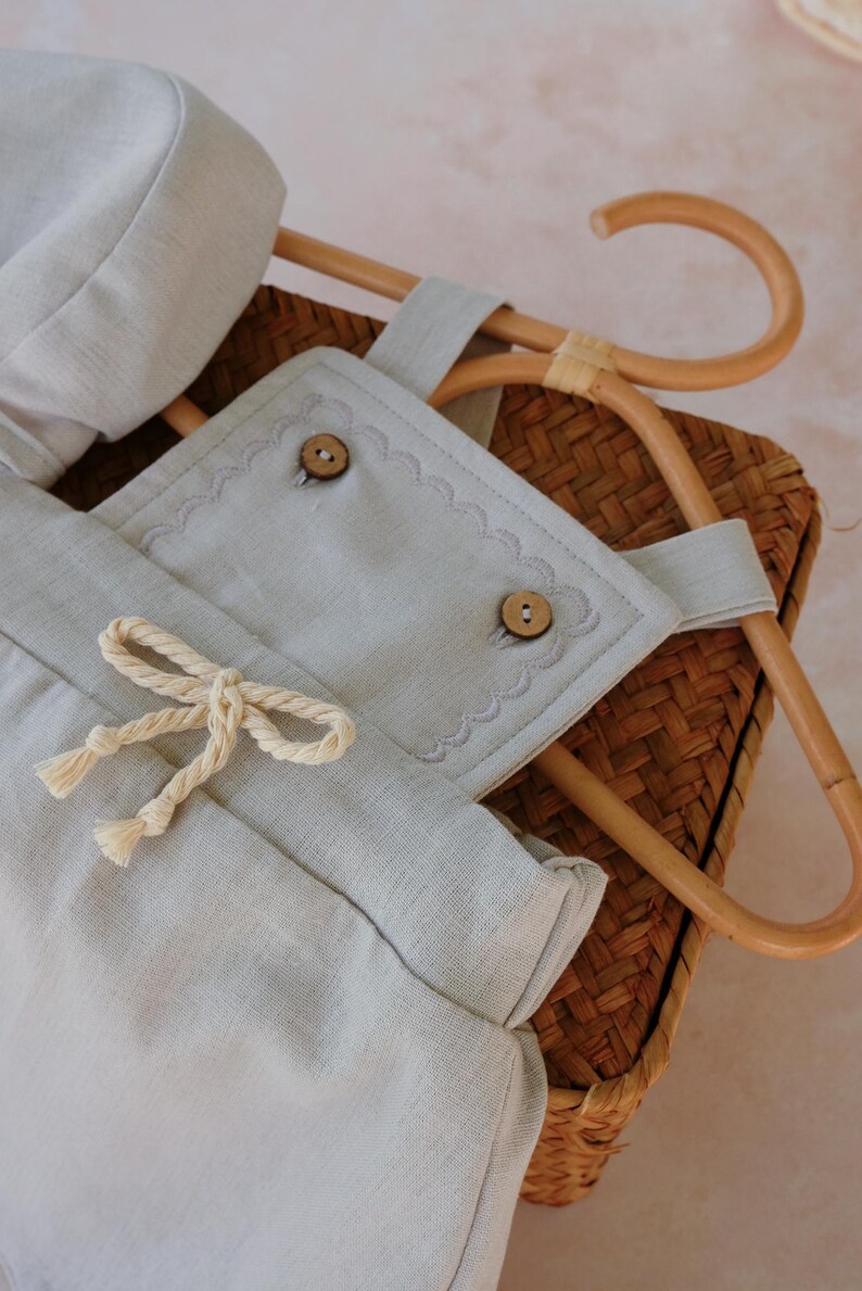 Vintage warmblauwe babytrui-set (meerdere maten): handgeborduurde linnen romper, bodysuit en mutsje van biologisch katoen, babytrui voor pasgeboren jongetje, thuiskomstthema afbeelding 7