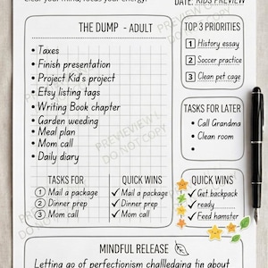 Könnte beinhalten: Ein weißer Papierplaner mit dem Titel "Brain Dump & Priority" mit einem schwarzen Stift. Er enthält Abschnitte für Aufgaben, Prioritäten und schnelle Erfolge. Der Planer soll helfen, Gedanken zu ordnen und Energie zu fokussieren.