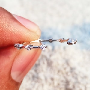 Anello impilabile con diamanti a distanza delicata, fede nuziale impilabile aperta, fascia aperta Moissanite, anello in oro bianco petite, anello minimalista