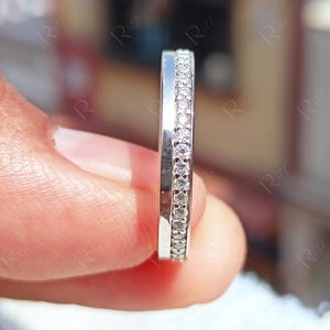 Alianza de boda con moissanita pavé en un lado, ajuste cómodo y plano, apilable.