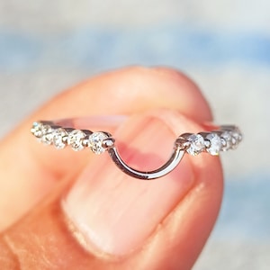 Anillo de boda curvo de moissanita, anillos apilables con forma de burbuja y muesca, anillo con piedra redonda flotante en forma de burbuja y muesca
