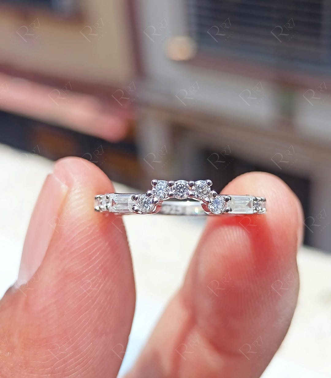 モアッサナイトのカーブドホワイトゴールド製結婚指輪、女性用カスタム
