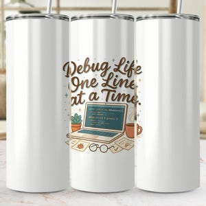 Peut inclure: Un gobelet cylindrique blanc avec une paille en métal portant le texte Debug Life One Line at a Time en écriture brune. Le motif comprend un ordinateur portable affichant du code, une plante en pot, une tasse, des lunettes et des papiers.