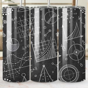 以下が含まれることがあります： 数学の図、グラフ、数式が描かれた、白い黒板のデザインの黒いタンブラー。タンブラーには銀色のストローが付いており、冷たい飲み物を入れるように設計されています。 全体的なテーマは科学と教育です。