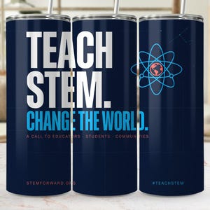 Może przedstawiać: Ciemnoniebieski cylindryczny kubek z metalową słomką, zawierający biały napis TEACH STEM. oraz niebieski napis CHANGE THE WORLD. Jasnoniebieska grafika atomu z centralną ikoną kuli ziemskiej znajduje się obok tekstu A CALL TO EDUCATORS - STUDENTS - COMMUNITIES.