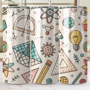 Può includere: Un bicchiere bianco con un motivo ripetuto di illustrazioni colorate a tema scientifico e matematico. Il design include un goniometro, un atomo, una lampadina, una matita e forme geometriche. Il bicchiere ha una cannuccia argentata.