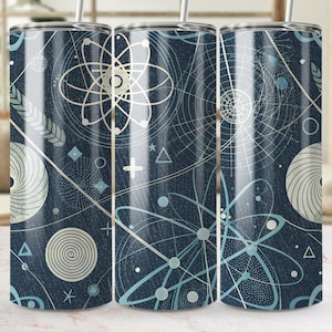 Könnte beinhalten: Drei Edelstahlbecher mit einem Design zum Thema Wissenschaft. Die marineblauen Becher weisen ein sich wiederholendes Muster aus Atomstrukturen, geometrischen Formen und Linien in Weiß- und Hellblautönen auf. Jeder Becher hat einen silbernen Strohhalm.