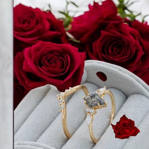 Zweiteiliger zierlicher Quartz Ring, Stapelring für Damen, Geburtssteinring mit Cubic Zirkonia Steinen in vergoldeter Fassung, Geschenk