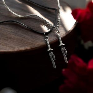 JJK inspierte Schwert Armband und Halskette, Kette mit Schwert Anhänger, Geschenk für anime Fans, Schmuck für ihn, Minimalistische Halskette