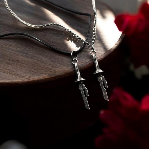 JJK inspierte Schwert Armband und Halskette, Kette mit Schwert Anhänger, Geschenk für anime Fans, Schmuck für ihn, Minimalistische Halskette