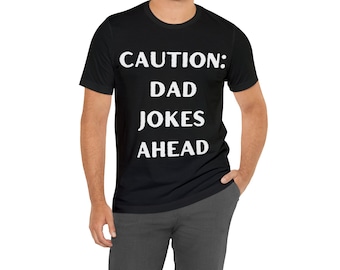 Mach dich bereit für das Lachen mit unserem 'Achtung: Dad Witze' Geschenk T-Shirt - Hilarious Vatertag Geschenkidee | Jersey Kurzarm T-Shirt