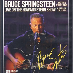 Puede incluir: Caja de DVD con Bruce Springsteen y The E Street Band, en vivo en The Howard Stern Show. La portada incluye la fecha 23 de octubre de 2024 y una firma. Springsteen toca la guitarra y la armónica.