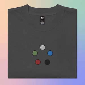 Besticktes Magic the Gathering Mana Symbole T-Shirt - Elegantes und Minimalistisches MTG Shirt - Geek-Chic für Zauberer