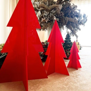 Peut inclure: Trois sapins de Noël en carton rouge de tailles différentes. Le plus grand sapin mesure environ 46 cm de haut, le sapin du milieu mesure environ 30 cm de haut et le plus petit sapin mesure environ 15 cm de haut.