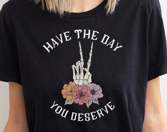 Tiene el día que se merece la camisa, la camiseta de esqueleto floral, la camisa de karma, la camisa de manifiesto, las camisas sarcásticas, la camiseta gráfica positiva inspiradora