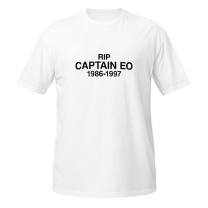 Puede incluir: Camiseta blanca con texto negro que dice "RIP CAPTAIN EO 1986-1997"