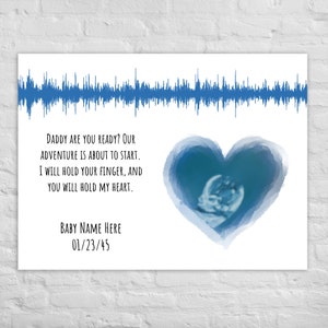 Puede incluir: Una imagen de ultrasonido azul y blanco de un bebé en forma de corazón con el texto "Papá, ¿estás listo? Nuestra aventura está a punto de comenzar. Te sujetaré el dedo, y tú sujetarás mi corazón. Nombre del bebé aquí 01/23/45"