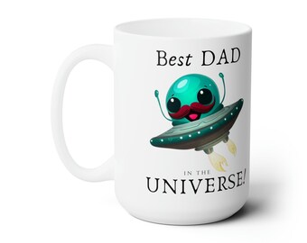 Könnte beinhalten: Eine weiße Keramik-Kaffeetasse mit einem Cartoon-Alien in einem fliegenden Untertasse. Das Alien hat einen Schnurrbart und der Text lautet "Best Dad in the Universe!"