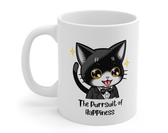 Könnte beinhalten: Eine weiße Keramiktasse mit einer schwarz-weißen Comic-Katze, die einen Smoking und eine Fliege trägt. Die Katze hat große, runde, gelbe Augen und eine rosa Zunge, die herausstreckt. Der Text "The Purrsuit of Happiness" ist unter der Katze aufgedruckt.