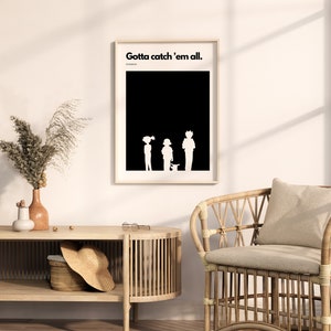 Könnte beinhalten: Ein minimalistisches Schwarzweiß-Poster mit dem Text "Gotta catch 'em all." und einer Silhouette von drei Personen und einem kleinen Tier.