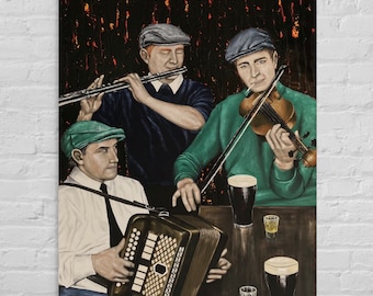Könnte beinhalten: Drei Männer in einer Kneipe spielen Musik. Einer spielt Flöte, ein anderer Geige und der dritte Akkordeon. Sie tragen alle Hüte und sind in traditioneller irischer Kleidung gekleidet. Auf dem Tisch vor ihnen stehen Gläser mit Bier und Whiskey.