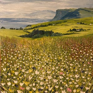 Può includere: Dipinto a olio di un paesaggio con un campo di fiori selvatici bianchi, gialli, rosa e blu in primo piano. Dolci colline verdi, uno specchio d'acqua e un cielo nuvoloso completano la scena. L'opera d'arte evoca un senso di pace e bellezza naturale.