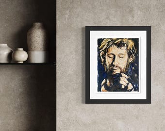Könnte beinhalten: Ein gerahmtes Porträt eines Mannes mit Bart, in einem malerischen Stil mit Schwerpunkt auf Blau-, Braun- und Gelbtönen. Das Kunstwerk ist vor einer neutralen grauen Wand platziert, mit einem schwarzen Rahmen und weißer Passepartout. Teil einer Wohnkultur-Kollektion.
