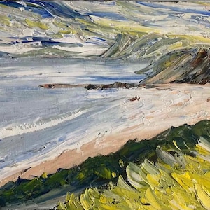 Può includere: Un dipinto a olio impressionista di una scena costiera. L'opera raffigura una spiaggia con acqua azzurra, una riva sabbiosa e scogliere verdi e marroni. Il cielo è un mix di blu e bianco, con spessi colpi di pennello.