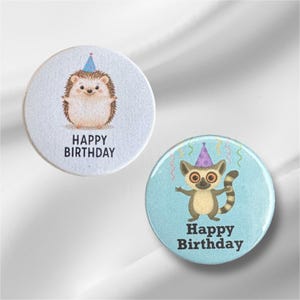 Hérisson ou lémurien avec un joli badge de joyeux anniversaire pour chapeau de fête. Épingle. Faites savoir à tout le monde qu'il y a un anniversaire à célébrer.