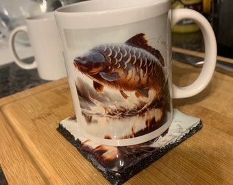 Tasse de pêche Art Carp et dessous de verre en ardoise. Meilleur cadeau pour pêcheur