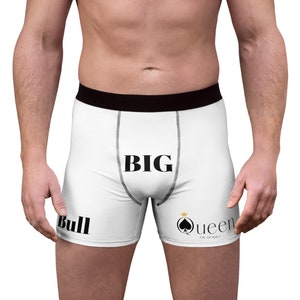 Könnte beinhalten: Weiße Boxershorts mit schwarzem Besatz und den aufgedruckten Worten "BIG BULL" und "QUEEN OF SPADES".