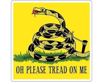 Könnte beinhalten: Ein gelber Hintergrund mit einer schwarzen und weißen, sich windenden Schlange mit einer roten Zunge. Die Schlange ist um einen Stock gewickelt, um den ein Seil gebunden ist. Der Text "OH PLEASE TREAD ON ME" ist in schwarzen Buchstaben unter der Schlange geschrieben.